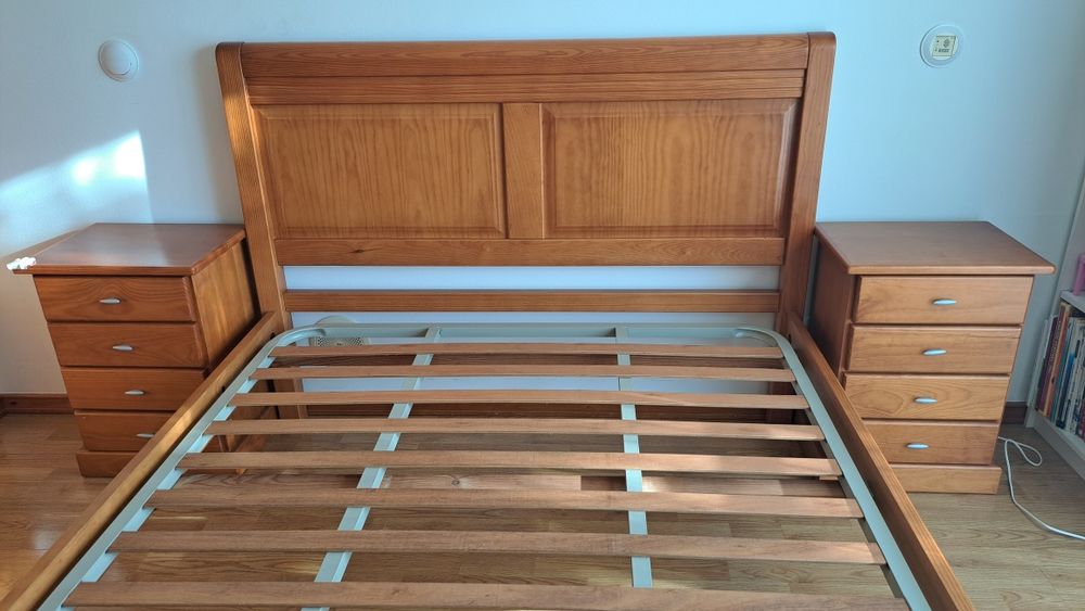 Urgente - Cama Casal Pinho + 2 mesas cabeceira