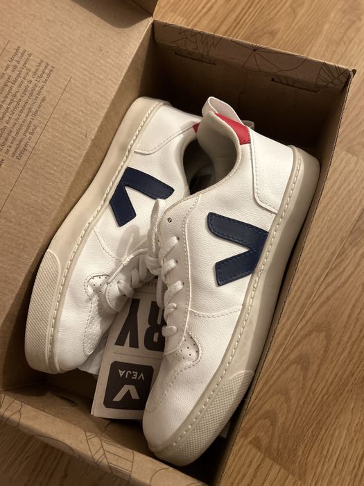 Tenis veja usados apenas 1 vez , brancos