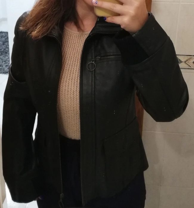 Casaco preto em pele genuina, modelo feminino cintado, tam L