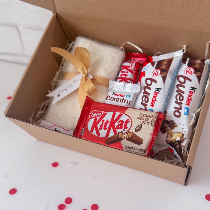 Подарунковий бокс з жіночими шкарпетками та солодощами Kinder & KitKat