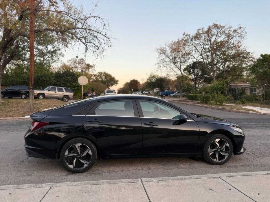 Hyundai Elantra Limited      2022