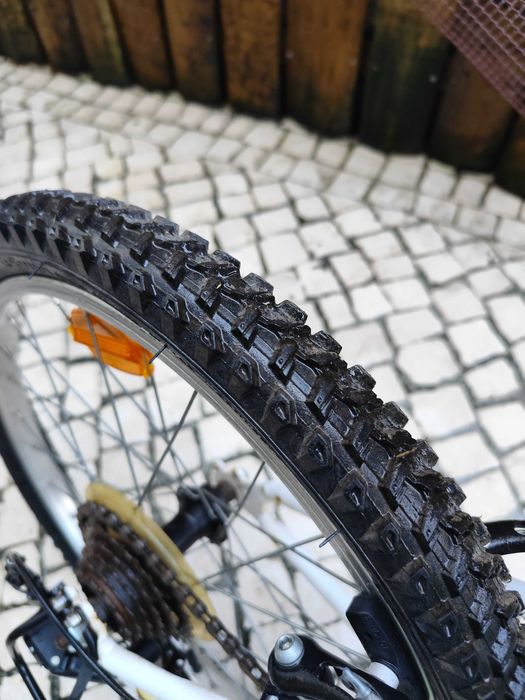 Bicicleta e criança ROCKRIDER  ST120 20" 6-9 ANOS branco e azul