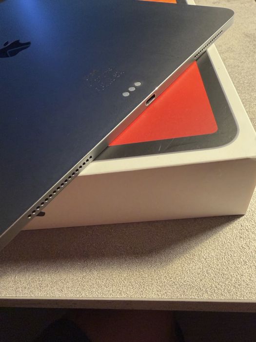 Apple iPad Pro 12.9” 4ª geração com Magic Keyboard