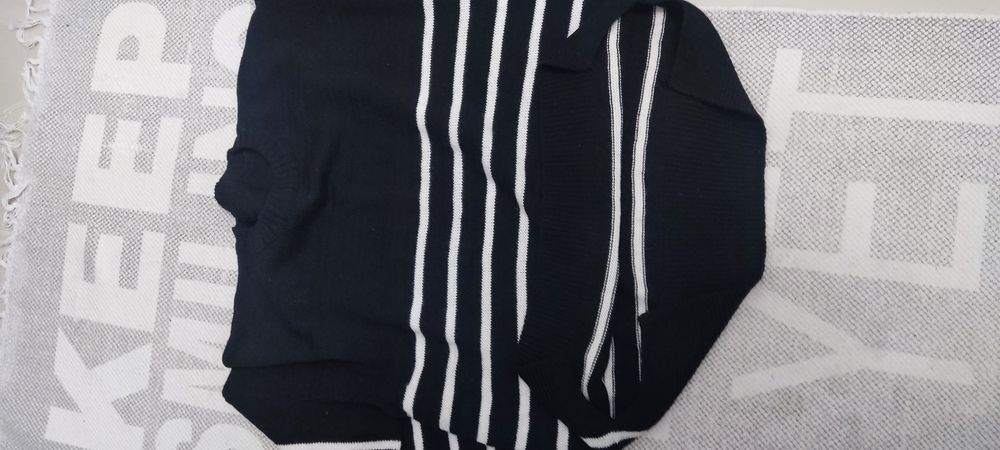 Sweter czarny w białe paski