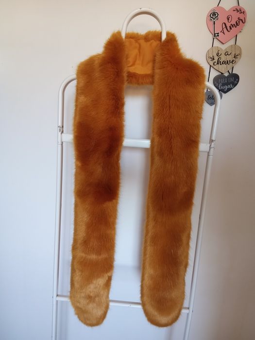 Cachecol pelo, tom amarelo torrado.