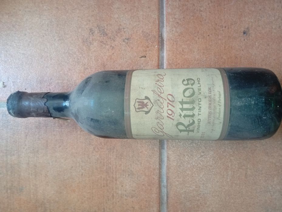 Vinhos antigos de várias regiões e castas