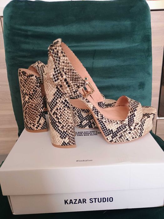 Sandały na koturnie Kazar