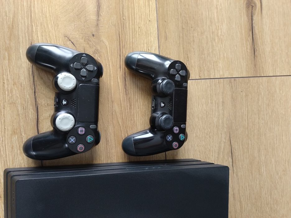 Konsola Ps4 pro , 2 pady gry