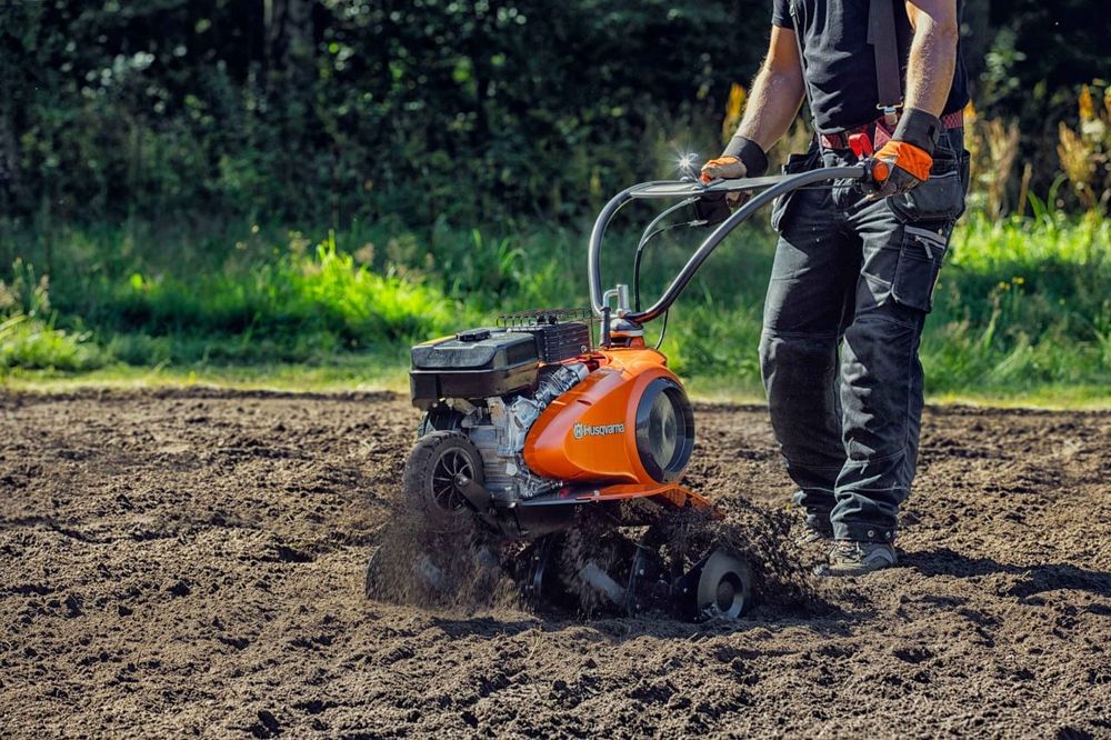 Обрізка та спил дерев, покіс трави, культивація землі