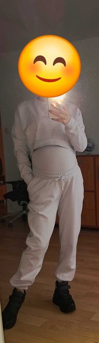 Spodnie i swetr w ciąże