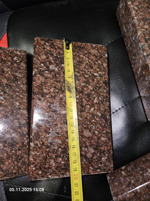 Granitowe narożniki do pomnika