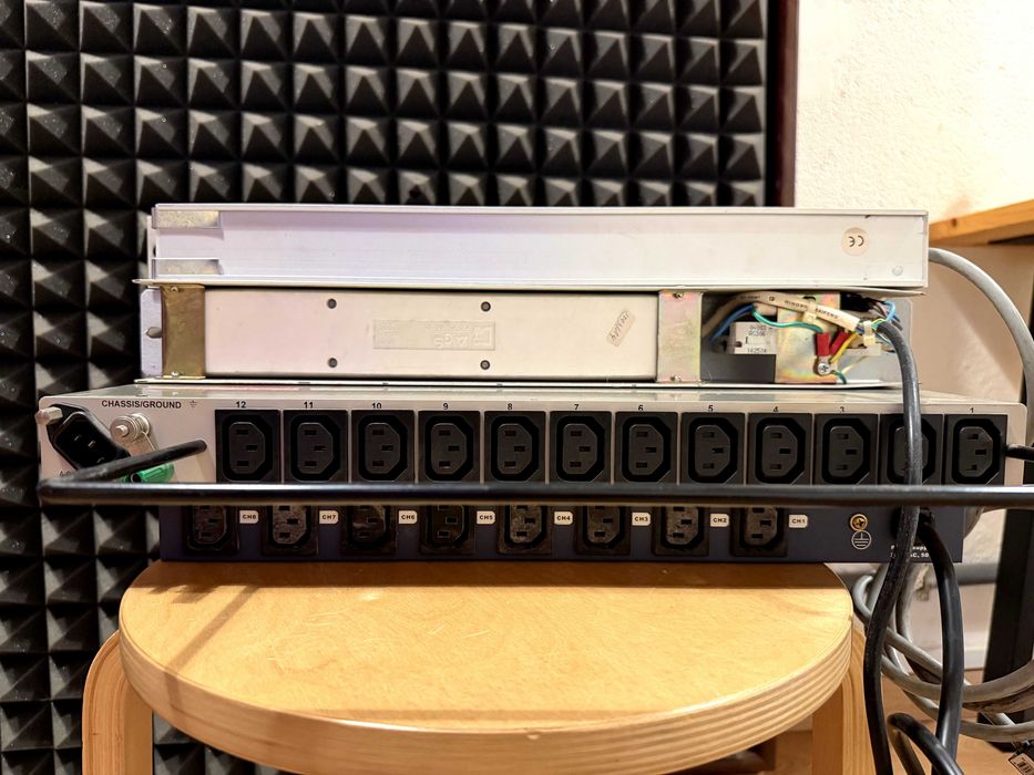 Lote de Distribuição de Energia de Rack 19" (PDUs Schuko, IEC e Showtec DJ-Switch 8)
