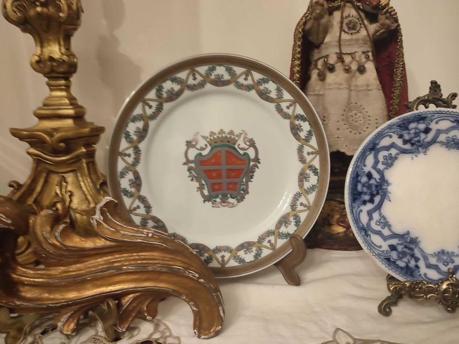 Prato decorativo com brasão em tons de dourado