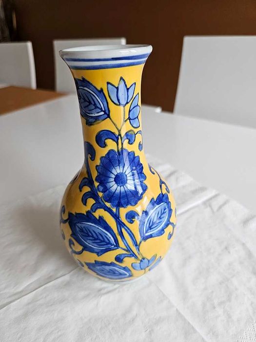 Jarra amarela com flores azuis