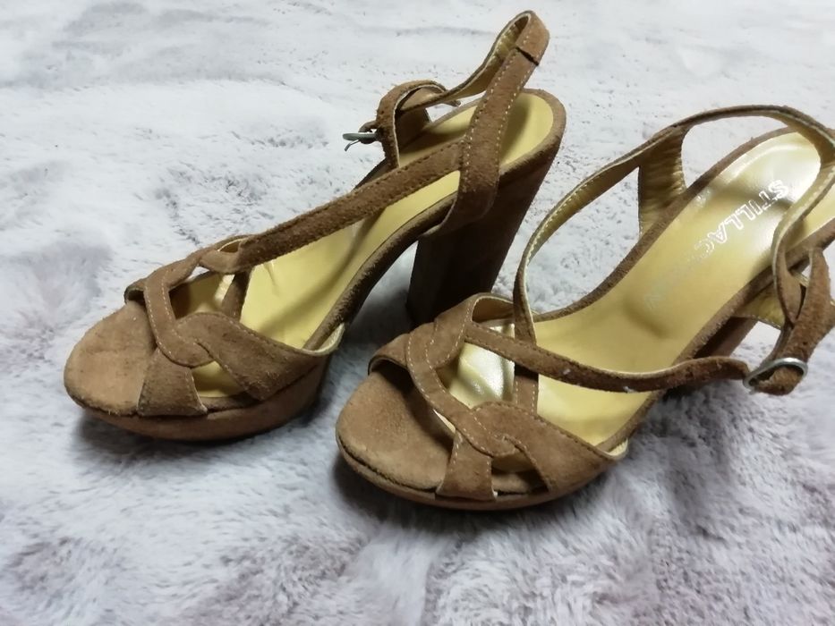 Sandálias camel tacão com plataforma