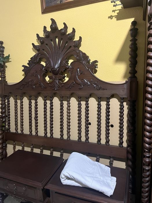 Cama de casal e mesinhas de cabeceira