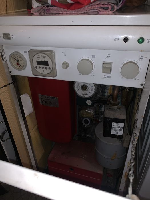 Caldeira de aquecimento em ótimo estado de funcionamento e conservação