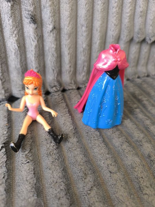 Mała lalka Anna z Krainy Lodu