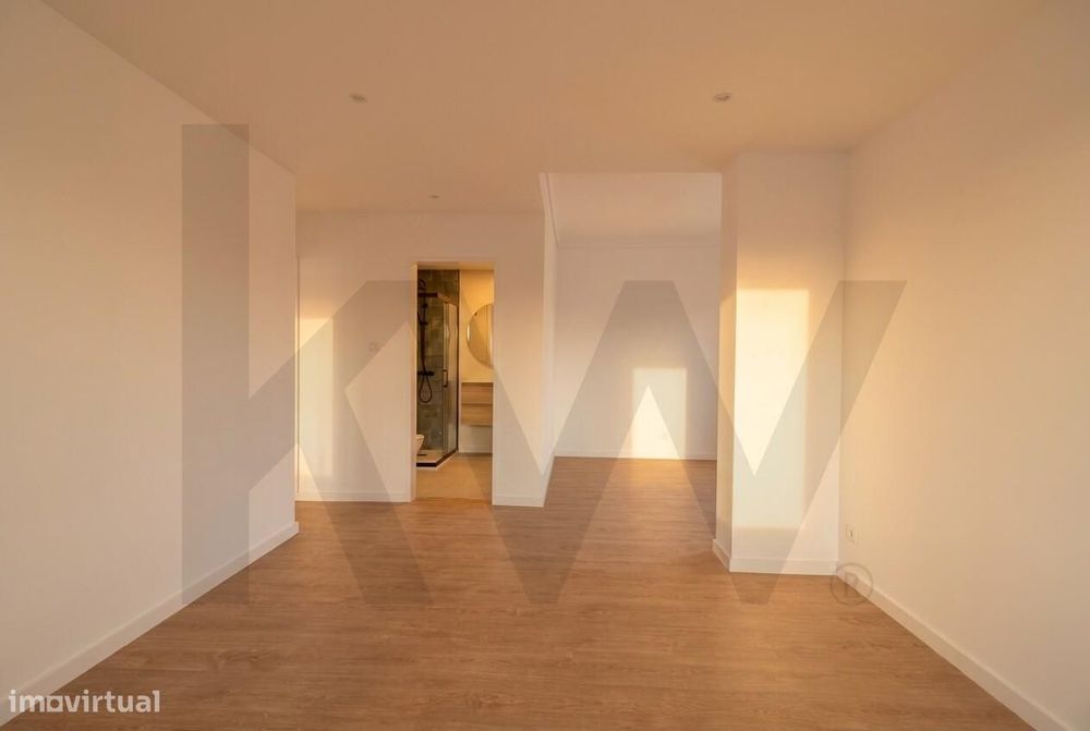 Apartamento T2 Totalmente Remodelado no centro de Monte Abraão - 1.º P