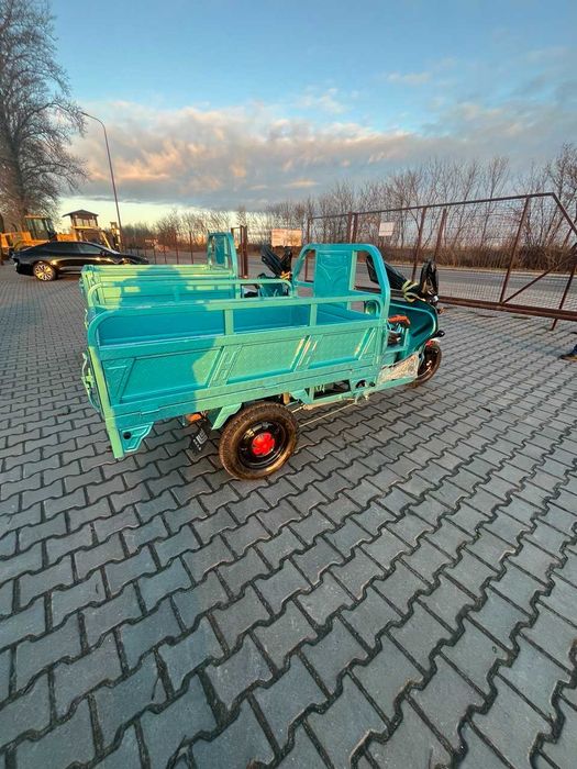 Самосвальний електричний трицикл.