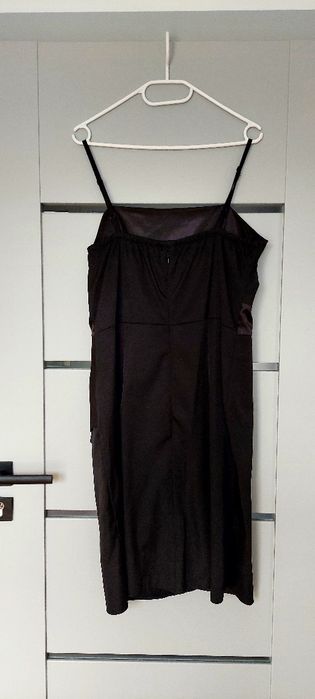 Czarna sukienka z bolerkiem.