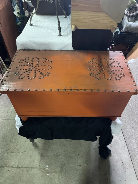 Bau de Madeira em Laranja