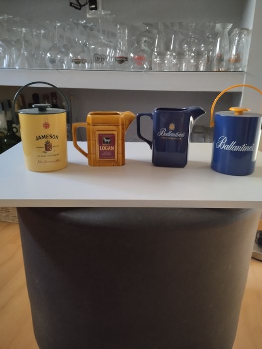 Baldes de gelo e jarros