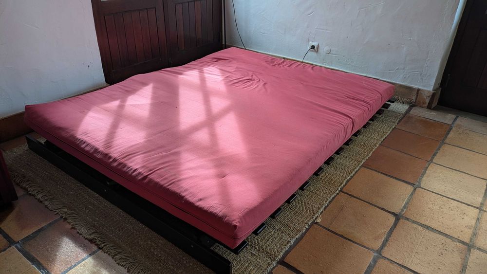 GRATIS Sofá cama baixo em madeira