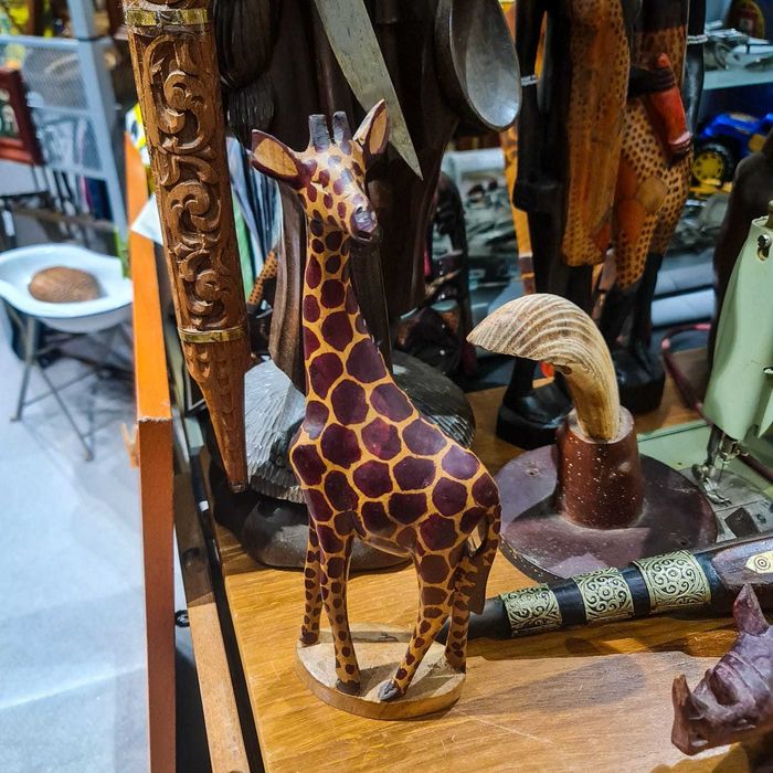 Escultura Decorativa Girafa Madeira – Pintada à Mão | 31 cm