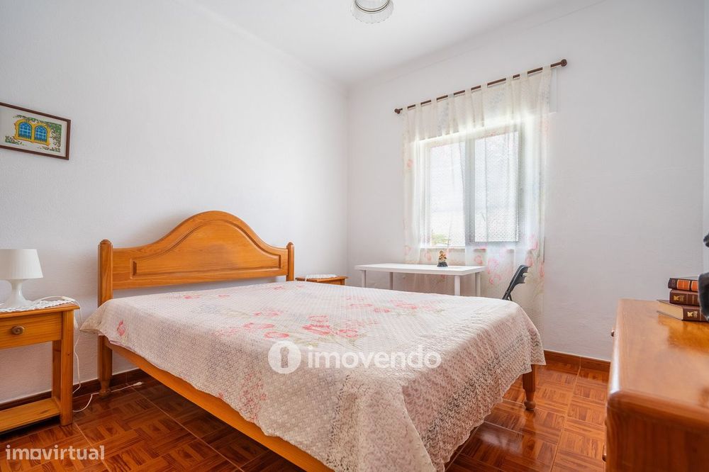 Moradia T4 mais Anexo T1, com jardim, na Caparica