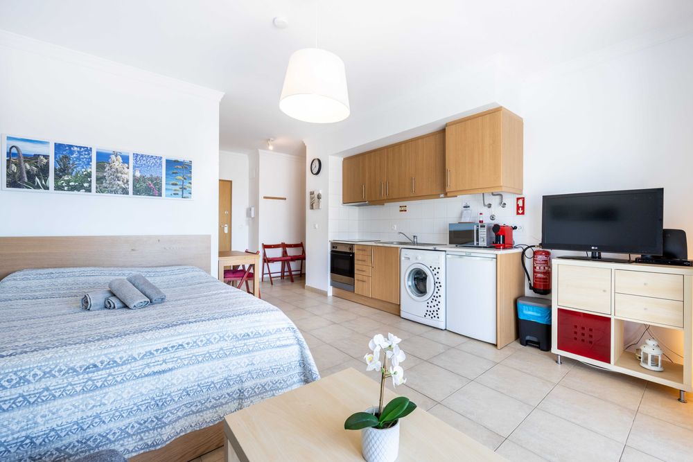 Estúdio T0 férias Portimão - Ar Condicionado, Piscina, Roupas, WIFI, TV Cabo, junto ao Continente