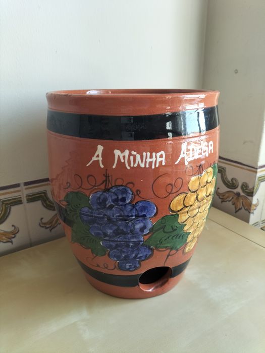 Barril/adega de barro