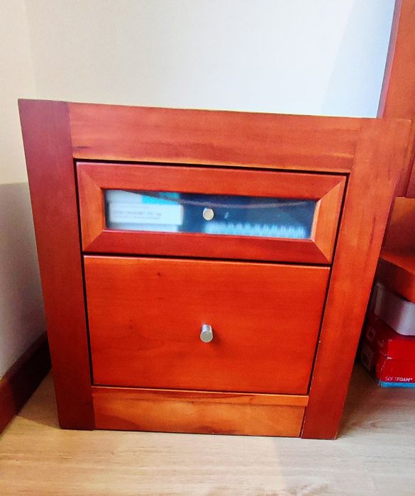 Cama casal com colchão, e mesas de cabeleireira.