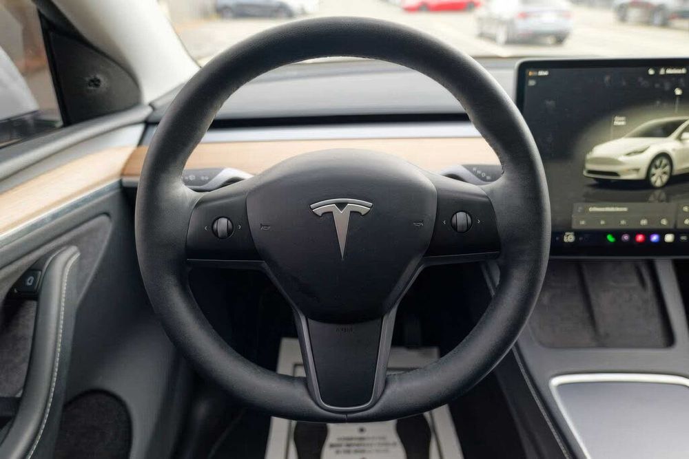 Tesla Model Y      2023