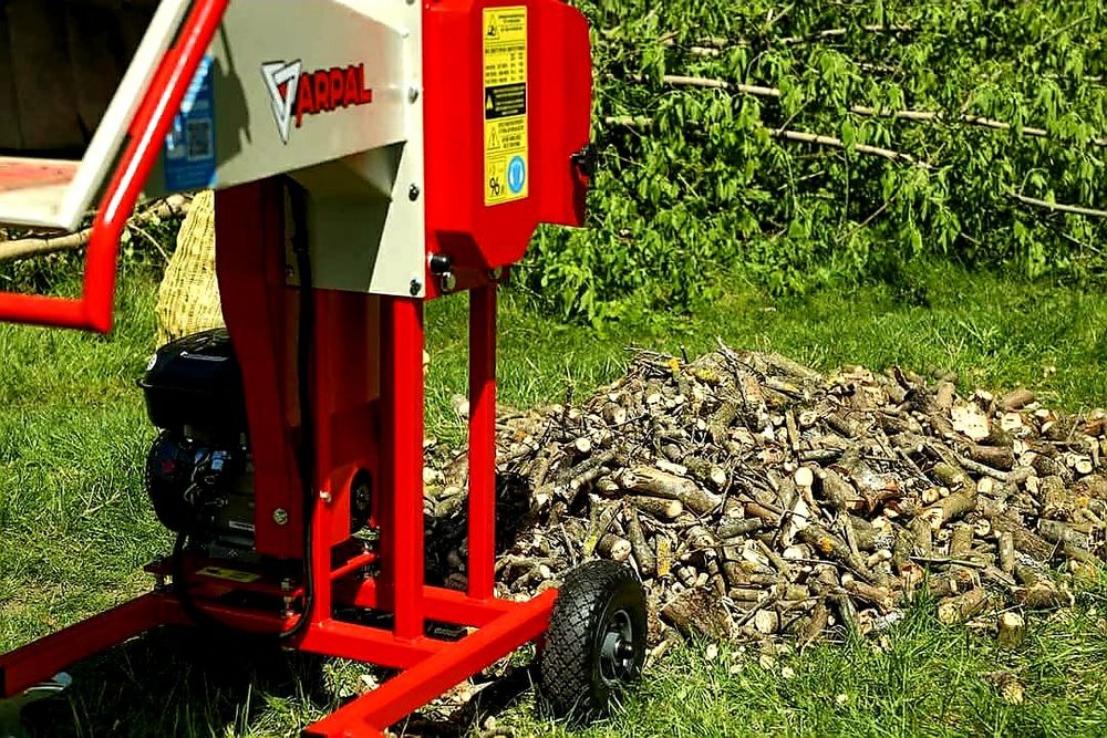 Подрібнення гілок, садових відходів, гілкоруб