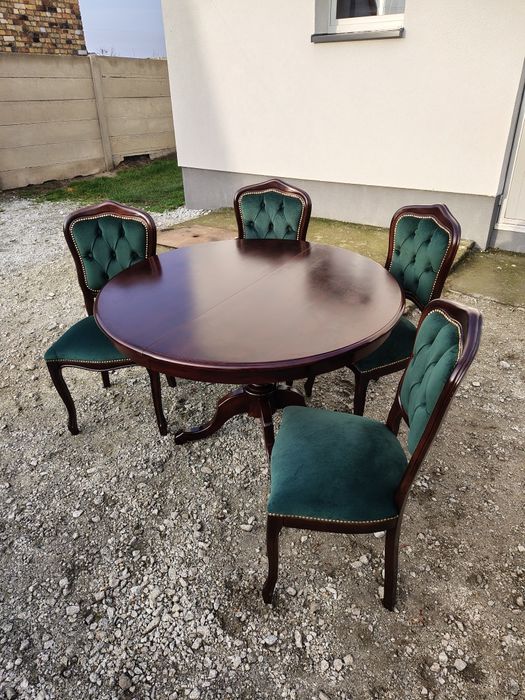 Stół rozkładany z 4 krzesłami po renowacji