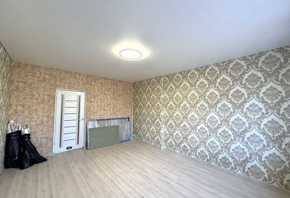 продаж 2 кімн сталінки Садова 2 поверх ремонт,гараж,закритий двір