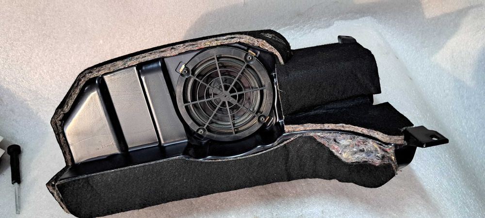 Wzmacniacz + subwoofer BOSE Audi A6 C5 Kombi