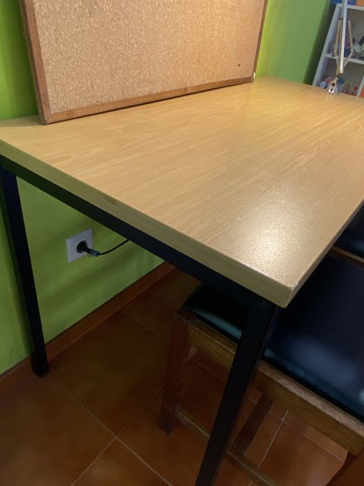 Secretária Resistente com 2 Cadeiras, Quadro de Cortiça e Candeeiro