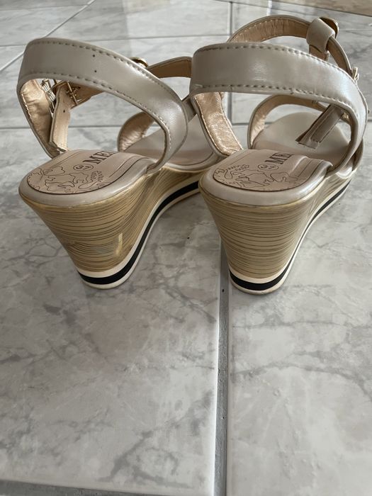 Śliczne sandałki  na koturnie 37