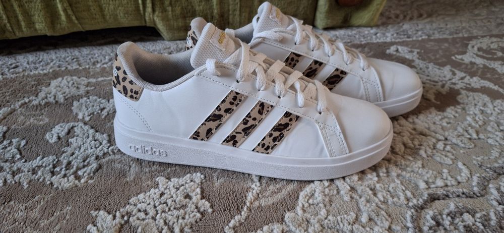 Жіночі кросівки Adidas Grand Court 2.0 (модель IG1187) з леопардовим принтом на смужках.Розмір 38