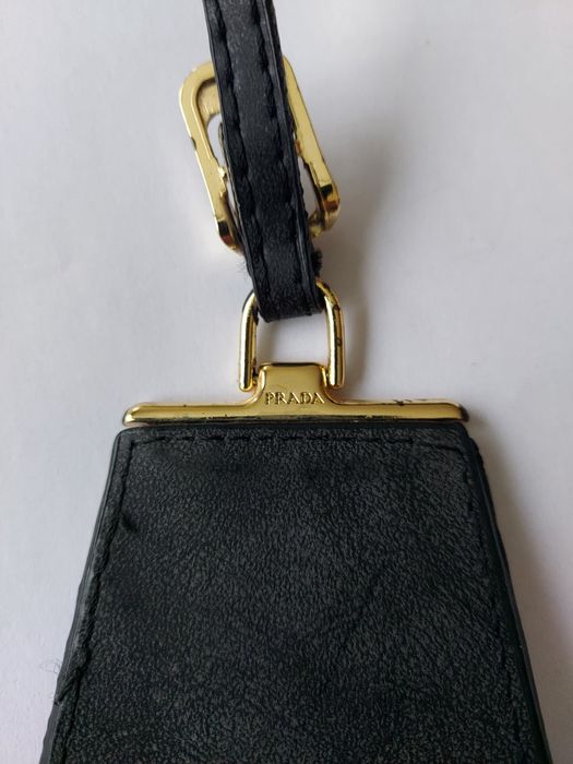 Продаю кожаный брелок на сумки Prada оригинал