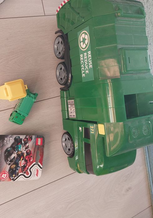 Duże auta smieciarka