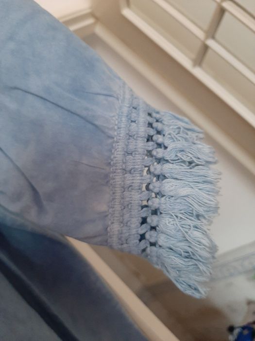 Camisola azul mesclada com botões