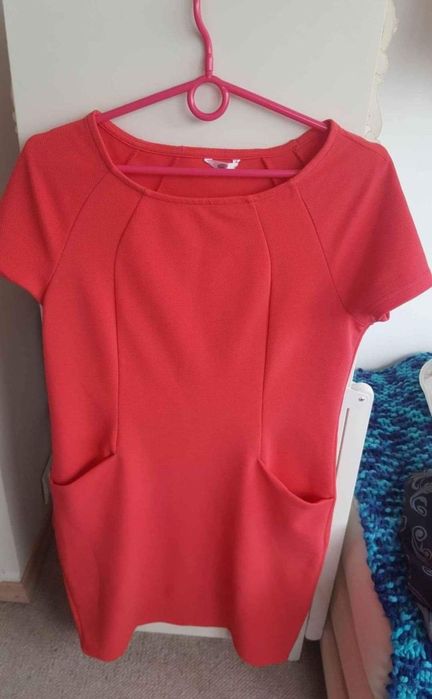 Sukienka malinowa z kieszeniami