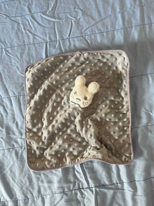 Doudou de bebé cinzento com bolinhas em relevo e cabeça de ratinho