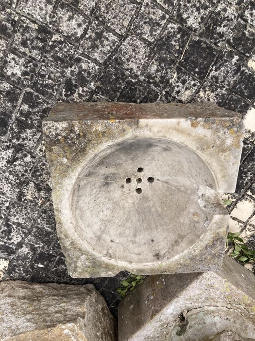 Pias em pedra antigas em bom estado