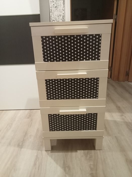 Comoda com três gavetas. Medidas: alto. 0,80cm 0,40por 0,40