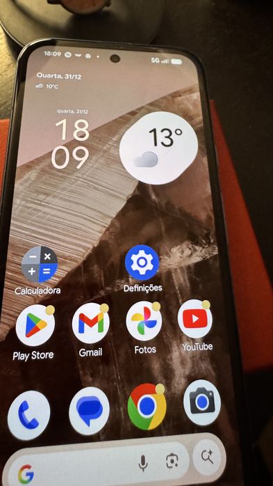 Pixel 8a com ecrã com risco