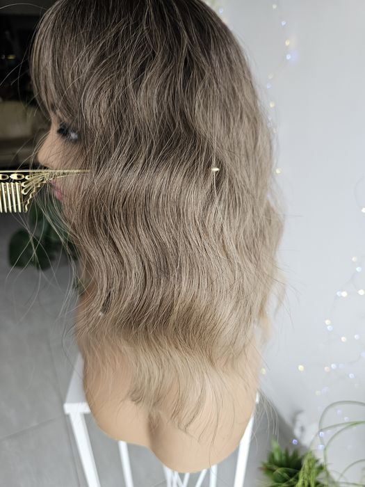 Peruka Samuela 4 sombre blond mysi brąz imitacja skalpu